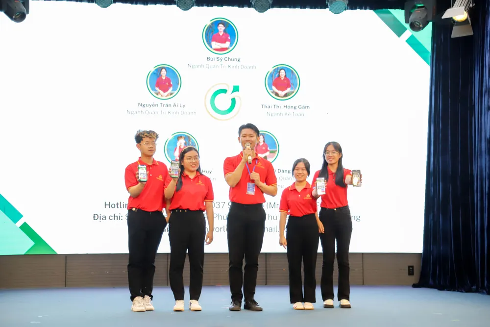 Các đội thi trình bày ý tưởng khởi nghiệp tại vòng bán kết