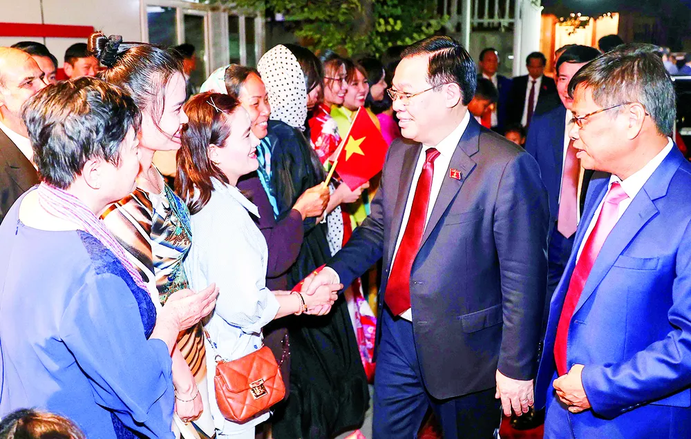 Chủ tịch Quốc hội Vương Đình Huệ với cán bộ, nhân viên Đại sứ quán và đại diện cộng đồng người Việt Nam tại Iran. Ảnh: TTXVN