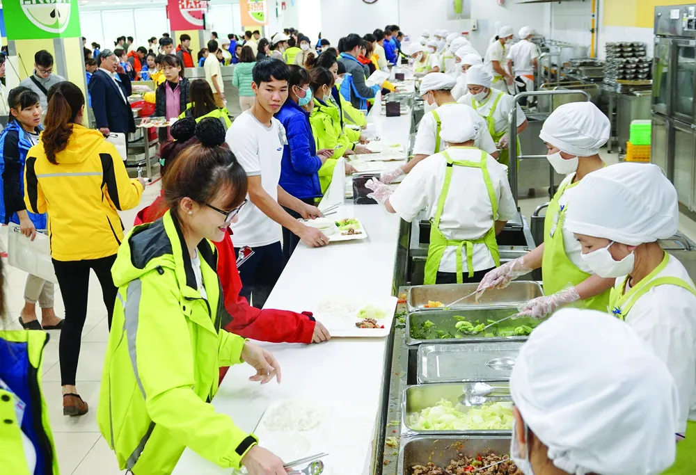 Giờ ăn trưa của công nhân Công ty Samsung Việt Nam tại Thái Nguyên. Ảnh: QUANG PHÚC