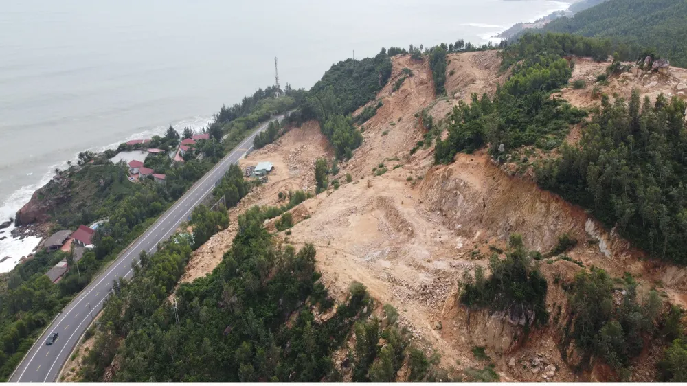 Một khu vực đồi núi ở Quy Hòa (TP Quy Nhơn, tỉnh Bình Định) bị đào phá tan hoang, tạo nên các “bẫy tử thần” trên quốc lộ 1D. Ảnh: NGỌC OAI