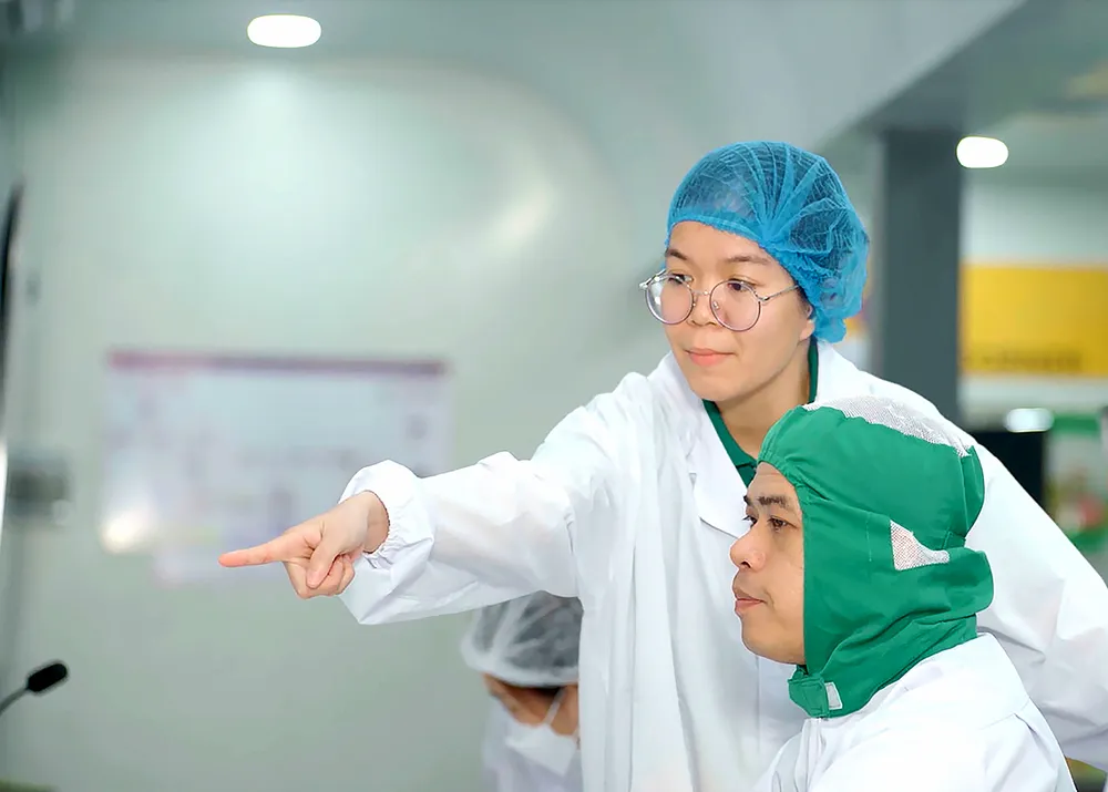 Chị Hồ Thụy Bảo Như hướng dẫn, đào tạo tay nghề cho công nhân