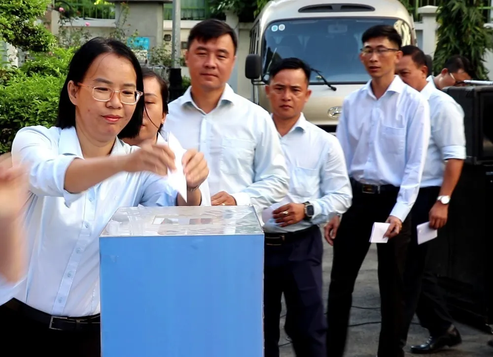 Cán bộ, công chức, người lao động cơ quan Ủy ban MTTQ Việt Nam TPHCM ủng hộ Quỹ "Vì biển đảo quê hương - Vì tuyến đầu Tổ quốc" tại lễ chào cờ đầu tuần. Ảnh: THÁI PHƯƠNG