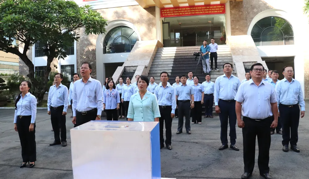 Đồng chí Trần Kim Yến, Ủy viên Ban Thường vụ Thành ủy, Chủ tịch Ủy ban MTTQ Việt Nam TPHCM cùng cán bộ, công chức, người lao động Ủy ban MTTQ Việt Nam TPHCM tại lễ chào cờ đầu tuần và quyên góp ủng hộ Quỹ "Vì biển đảo quê hương - Vì tuyến đầu Tổ quốc"