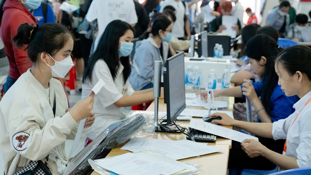 Thí sinh đăng ký nhập học tại Trường ĐH Ngoại ngữ - Tin học TPHCM