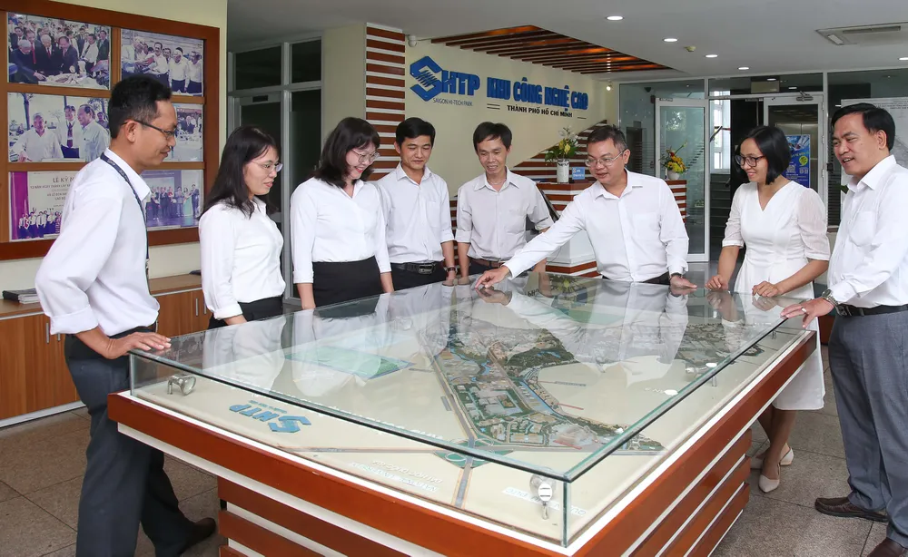 Ban quản lý Khu Công nghệ cao xem quy hoạch các phân khu chức năng. Ảnh: HOÀNG HÙNG