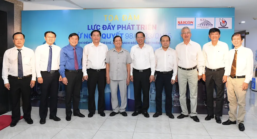 Chủ tịch UBND TPHCM Phan Văn Mãi tham dự tọa đàm. Ảnh: VIỆT DŨNG