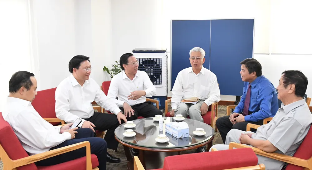 Chủ tịch UBND TPHCM Phan Văn Mãi cùng các đại biểu bàn luận trước thềm tọa đàm. Ảnh: VIỆT DŨNG