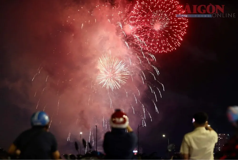 Người dân thích thú ngắm pháo hoa tầm cao rực rỡ trên bầu trời