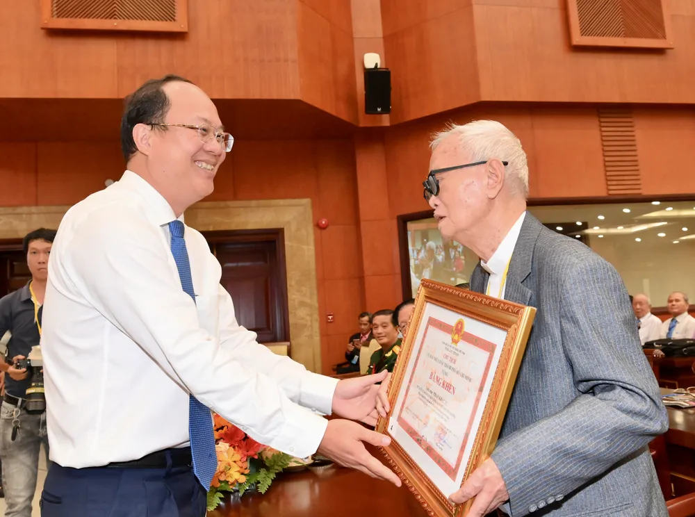 Phó Bí thư Thành uỷ TPHCM Nguyễn Hồ Hải tặng bằng khen cho linh mục Phan Khắc Từ. Ảnh:VIỆT DŨNG Phó Bí thư Thành uỷ TPHCM Nguyễn Hồ Hải tặng bằng khen cho linh mục Phan Khắc Từ. Ảnh:VIỆT DŨNG