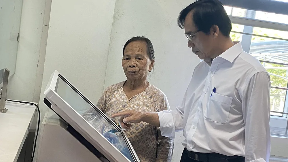 Lãnh đạo BHXH TP Hội An (tỉnh Quảng Nam) hướng dẫn người dân tra cứu, thực hiện các thủ tục liên quan BHXH. Ảnh: VĂN PHÚC Lãnh đạo BHXH TP Hội An (tỉnh Quảng Nam) hướng dẫn người dân tra cứu, thực hiện các thủ tục liên quan BHXH. Ảnh: VĂN PHÚC