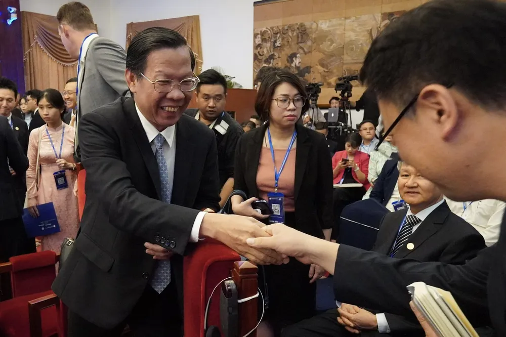 Chủ tịch UBND TPHCM Phan Văn Mãi chủ trì buổi gặp gỡ với lãnh đạo các tập đoàn. Ảnh: HOÀNG HÙNG Chủ tịch UBND TPHCM Phan Văn Mãi chủ trì buổi gặp gỡ với lãnh đạo các tập đoàn. Ảnh: HOÀNG HÙNG