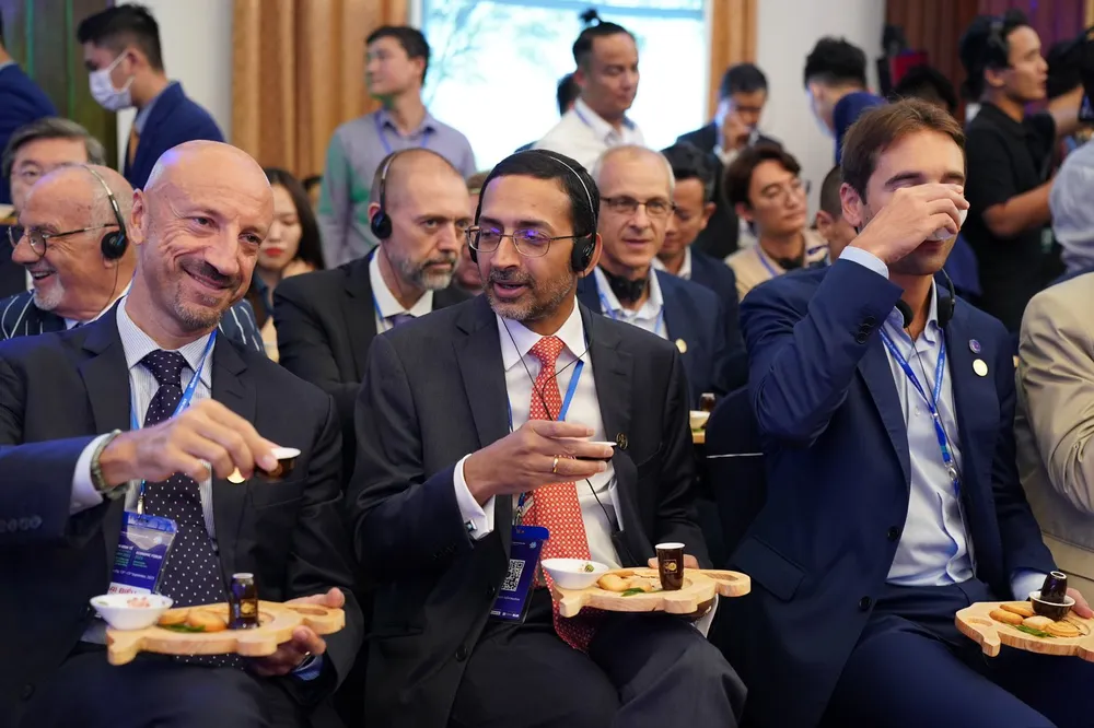 Thưởng trà là nghi thức bắt đầu buổi gặp đặc biệt "CEO 100 Tea Connect". Ảnh: HOÀNG HÙNG Thưởng trà là nghi thức bắt đầu buổi gặp đặc biệt "CEO 100 Tea Connect". Ảnh: HOÀNG HÙNG