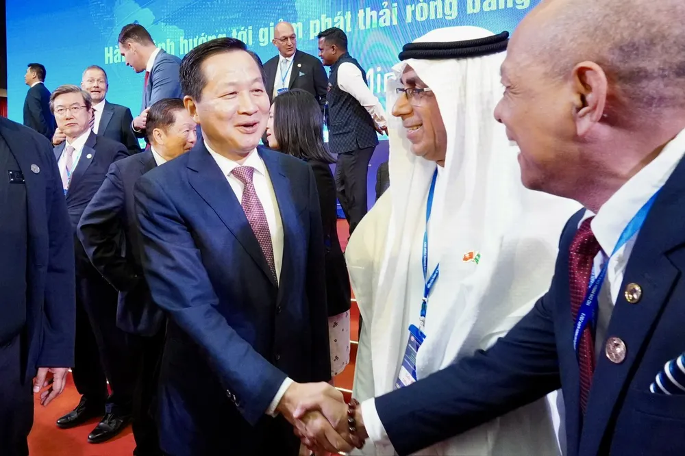 Phó Thủ tướng Lê Minh Khái trao đổi cùng đại diện các tổ chức quốc tế. Ảnh: HOÀNG HÙNG