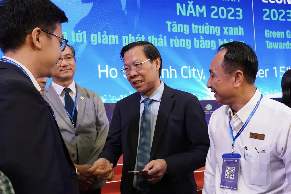 Chủ tịch UBND TPHCM Phan Văn Mãi thảo luận cùng các đại biểu tại Diễn đàn. Ảnh: HOÀNG HÙNG