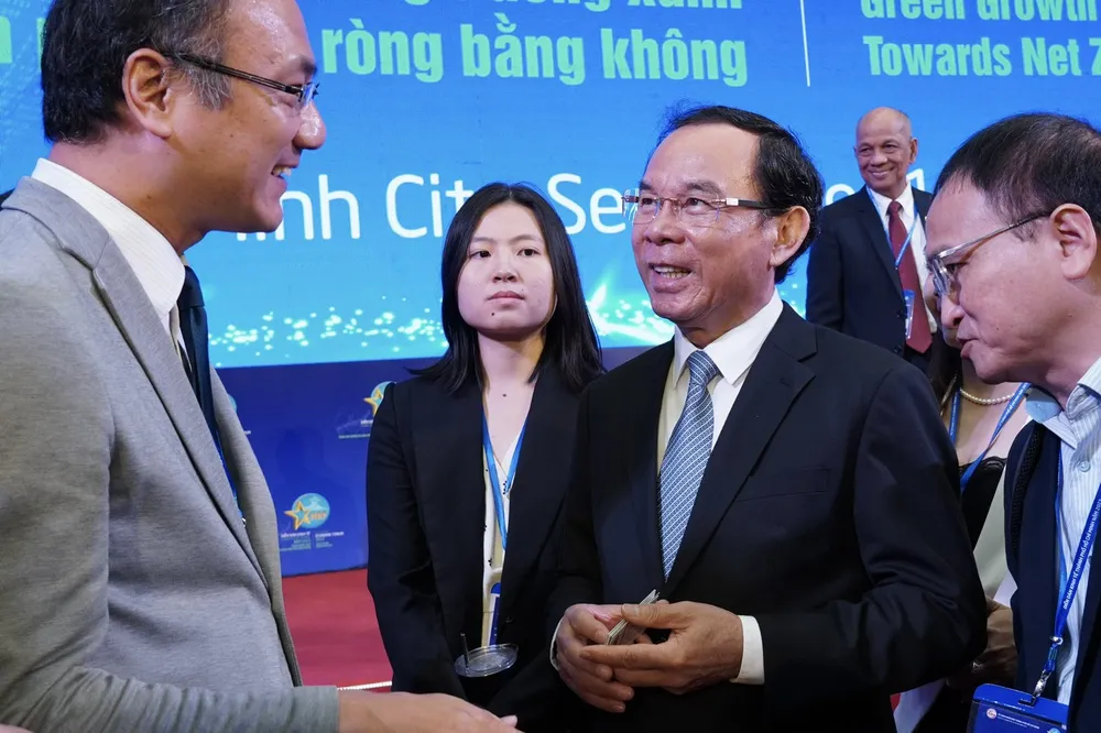 Bí thư Thành ủy TPHCM Nguyễn Văn Nên trao đổi cùng đại diện của các tổ chức ngoại giao, định chế tài chính quốc tế. Ảnh: HOÀNG HÙNG