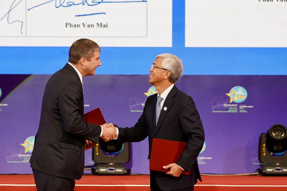 Phó Chủ tịch UBND TPHCM Võ Văn Hoan và Giám đốc điều hành Diễn đàn Kinh tế Thế giới Jeremy Jurgens trao bản Tuyên bố chung giữa UBND TPHCM và Diễn đàn Kinh tế Thế giới. Ảnh: HOÀNG HÙNG