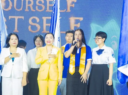 Ban giám hiệu và sinh viên cùng tuyên thệ cho năm học mới