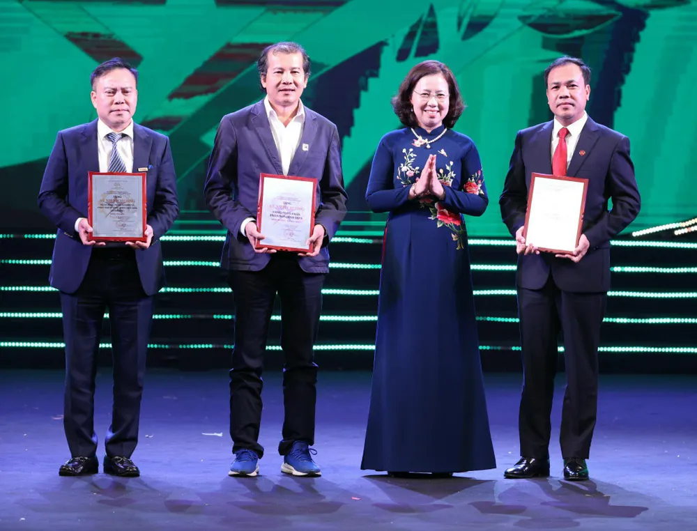 Ông Phan Văn Tâm (thứ 2 từ trái sang, Phó Tổng Giám đốc Công ty CP Phân bón Bình Điền), nhà đồng tổ chức, tài trợ chính; ông Lê Hồng Phúc (bìa phải, Phó Tổng Giám đốc Ngân hàng NN&amp;PTNT Việt Nam); ông Lưu Quang Định (bìa trái, TBT Báo Nông thôn Ngày nay) và Phó Chủ tịch Ban Chấp hành Trung ương Hội Nông dân Việt Nam Bùi Thị Thơm