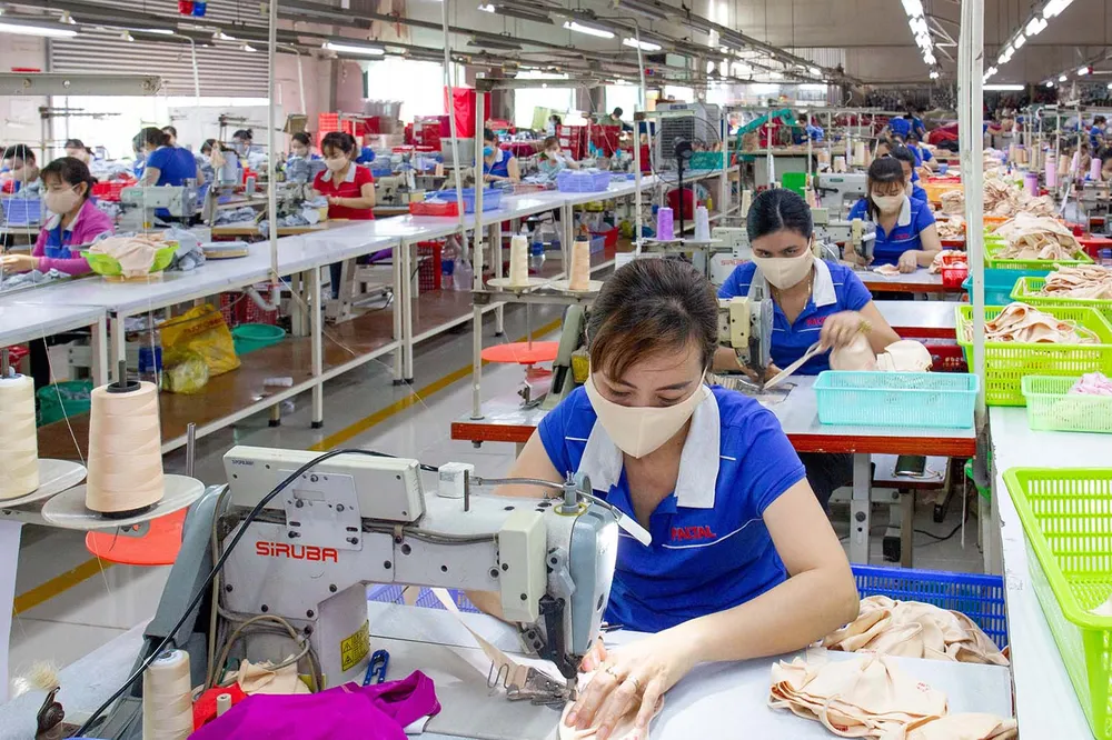 Dây chuyền gia công sản phẩm tại Nhà máy công ty thời trang Nguyên Dung (quận 12, TPHCM). Ảnh: HOÀNG HÙNG