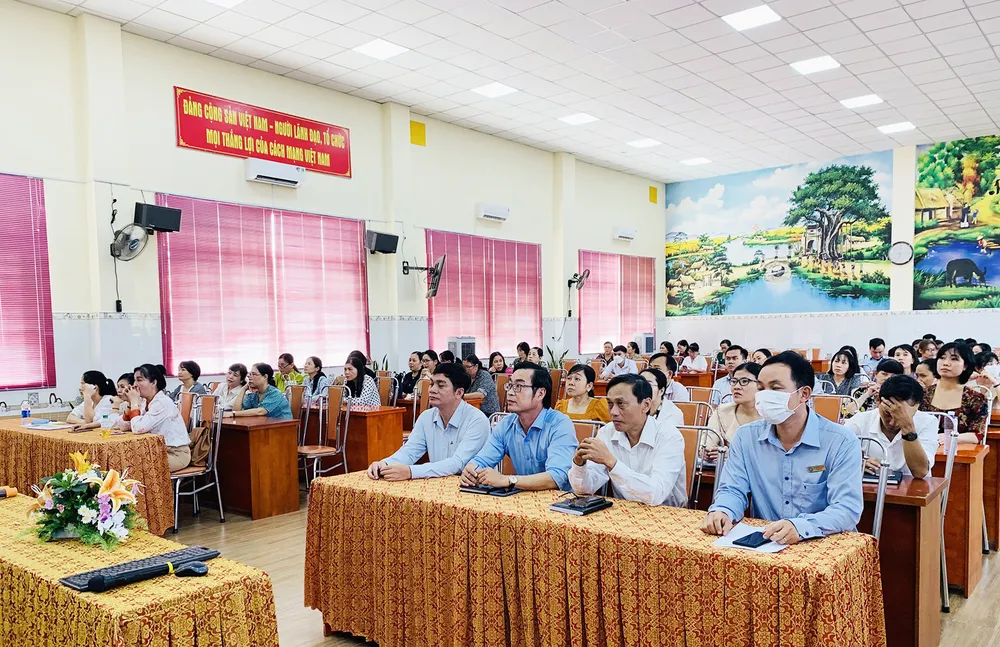 Cán bộ quản lý, giáo viên tại huyện Hóc Môn (TPHCM) tham gia tập huấn kỹ năng tư vấn tâm lý trong trường học vào sáng 2-11