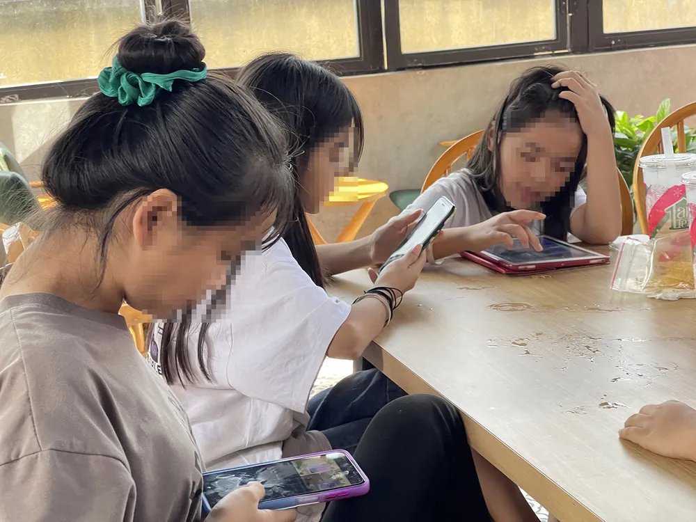 Kết nối trong không gian mạng mang lại nhiều tiện ích cho trẻ học tập, giải trí nhưng cũng tiềm ẩn không ít rủi ro