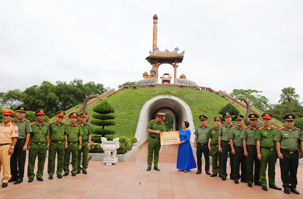 Đoàn trao tặng quà, hỗ trợ kinh phí cải tạo các công trình cho địa phương