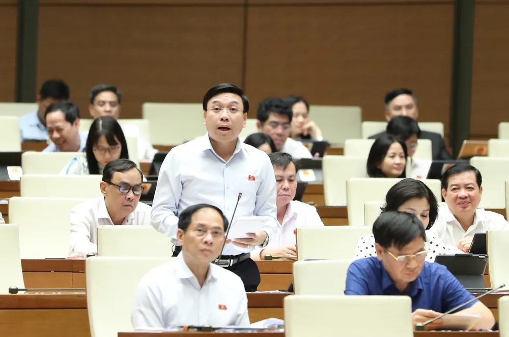 Đại biểu Nguyễn Văn Mạnh (Vĩnh Phúc) chất vấn Bộ trưởng Bộ GTVT. Ảnh: QUANG PHÚC