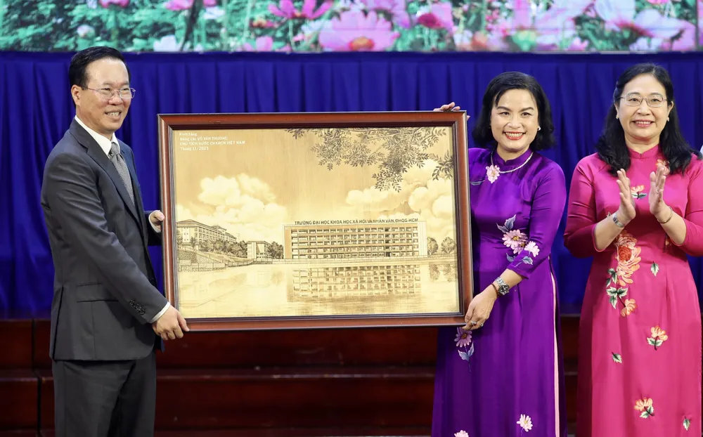 Tập thể nhà trường tặng Chủ tịch nước Võ Văn Thưởng bức tranh về ngôi trường mà Chủ tịch nước từng theo học. Ảnh: DŨNG PHƯƠNG