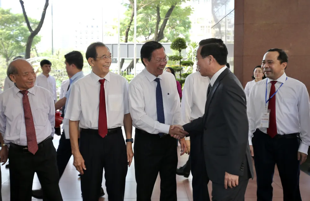 Chủ tịch nước Võ Văn Thưởng trao đổi cùng Chủ tịch UBND TPHCM Phan Văn Mãi, lãnh đạo ĐH Quốc gia TPHCM và cán bộ giảng viên nhà trường. Ảnh: DŨNG PHƯƠNG