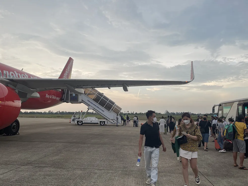 Hành khách đáp chuyến bay xuống sân bay Buôn Ma Thuột (tỉnh Đắk Lắk). Ảnh: THANH HẢI