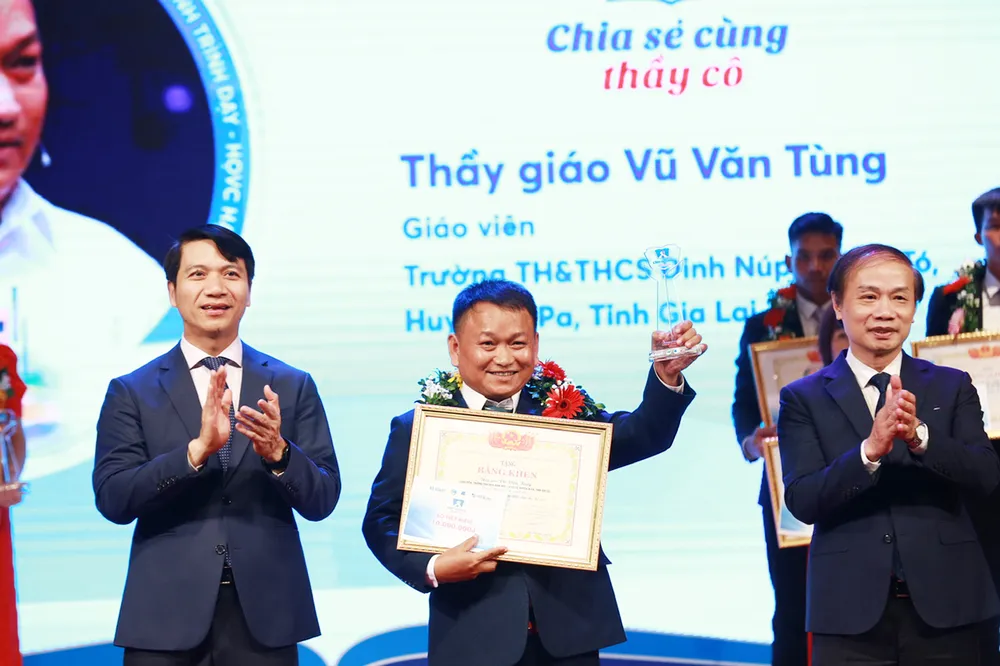 Thầy giáo Vũ Văn Tùng (giữa) tại chương trình “Chia sẻ cùng thầy cô năm 2023”