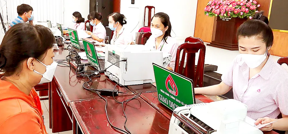 Ngân hàng chính sách xã hội quận 12 (TPHCM) giải ngân cho người dân vay vốn