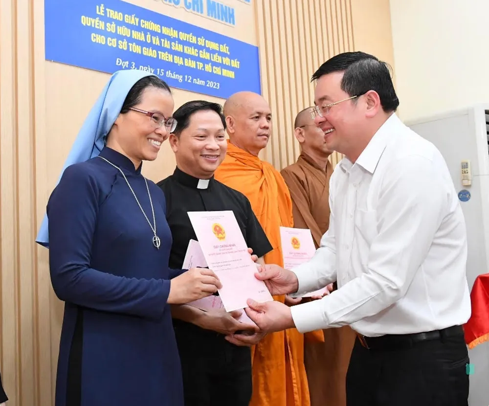 Giám đốc Sở TN-MT TPHCM trao giấy chứng nhận cho cơ sở tôn giáo vào ngày 15-12. Ảnh: VIỆT DŨNG