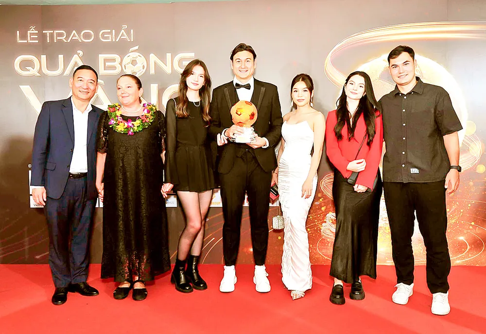 Thủ môn Đặng Văn Lâm cùng gia đình tham dự Gala trao giải vào tối 19-2. Ảnh: DŨNG PHƯƠNG