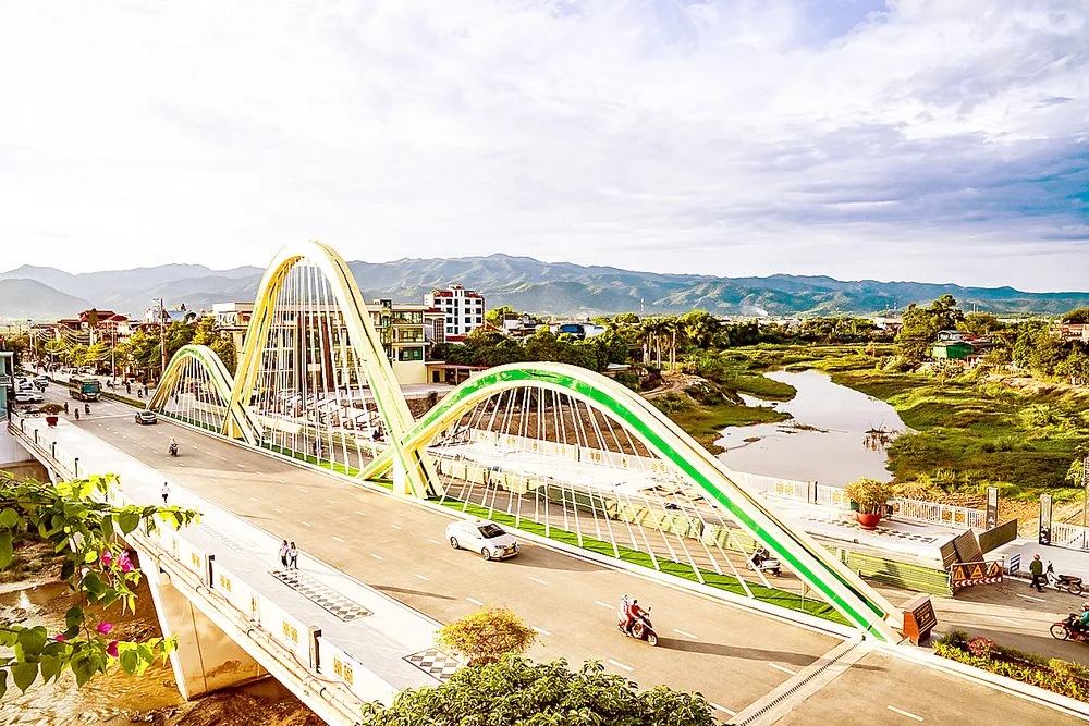 Cầu Thanh Bình bắc qua dòng Nậm Rốm ở trung tâm TP Điện Biên Phủ là một trong những công trình chào mừng kỷ niệm 70 năm Chiến thắng Điện Biên Phủ. Ảnh: ĐỖ TRUNG