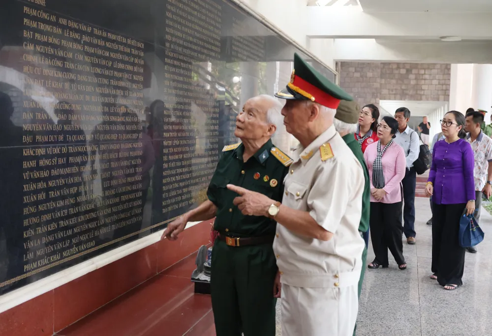 Bài 1 - 70 năm và những câu chuyện không bao giờ cũ 1b.jpeg