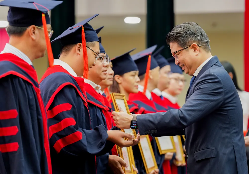 Trường ĐH Kinh tế Tài chính TPHCM trao bằng thạc sĩ cho các học viên cao học. Ảnh: THANH HÙNG