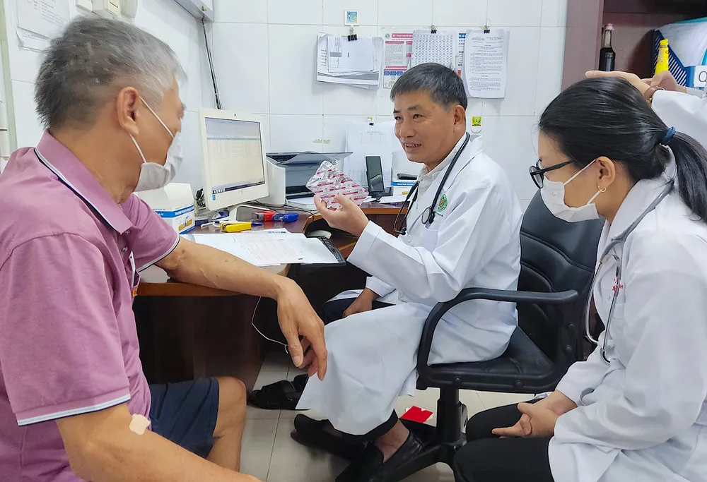 Người cao tuổi được bác sĩ Bệnh viện Lê Văn Thịnh, TP Thủ Đức (TPHCM) khám, tư vấn các bệnh lý mãn tính tại phòng khám đa khoa vệ tinh Thảo Điền. Ảnh: QUANG HUY 