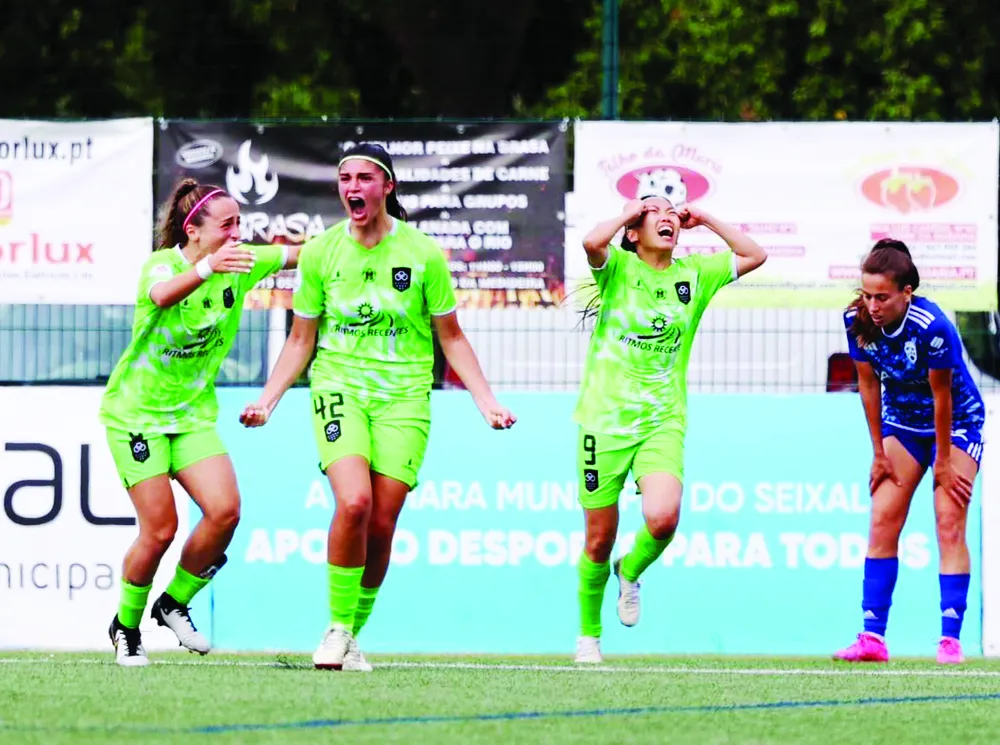 Huỳnh Như (thứ hai, từ phải sang) giúp Lank FC trụ hạng thành công