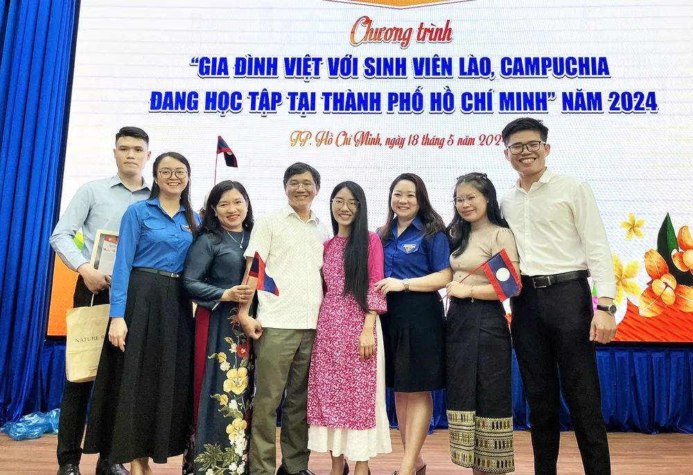 Vợ chồng bà Phạm Thị Bích Ly, ông Quách Huy Phương cùng các con trong chương trình “Gia đình Việt với sinh viên Lào, Campuchia đang học tập tại TPHCM”