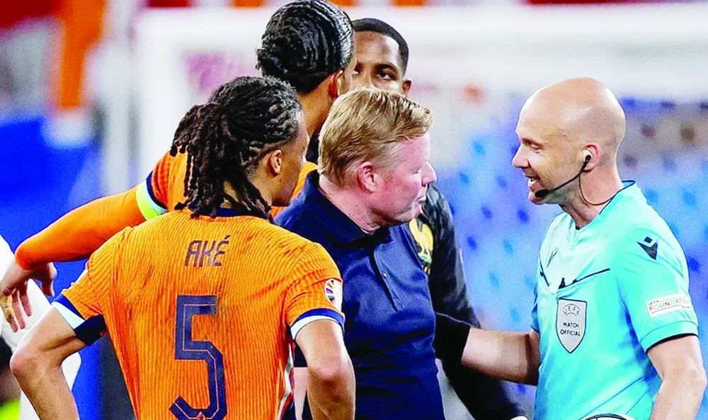 HLV Ronald Koeman trong một tình huống không hài lòng với quyết định của trọng tài