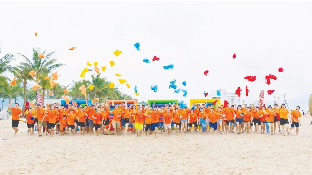 Đoàn khách du lịch vui chơi tại Vân Đồn (tỉnh Quảng Ninh) do Lữ hành Saigontourist thực hiện. Ảnh: KIM CHI