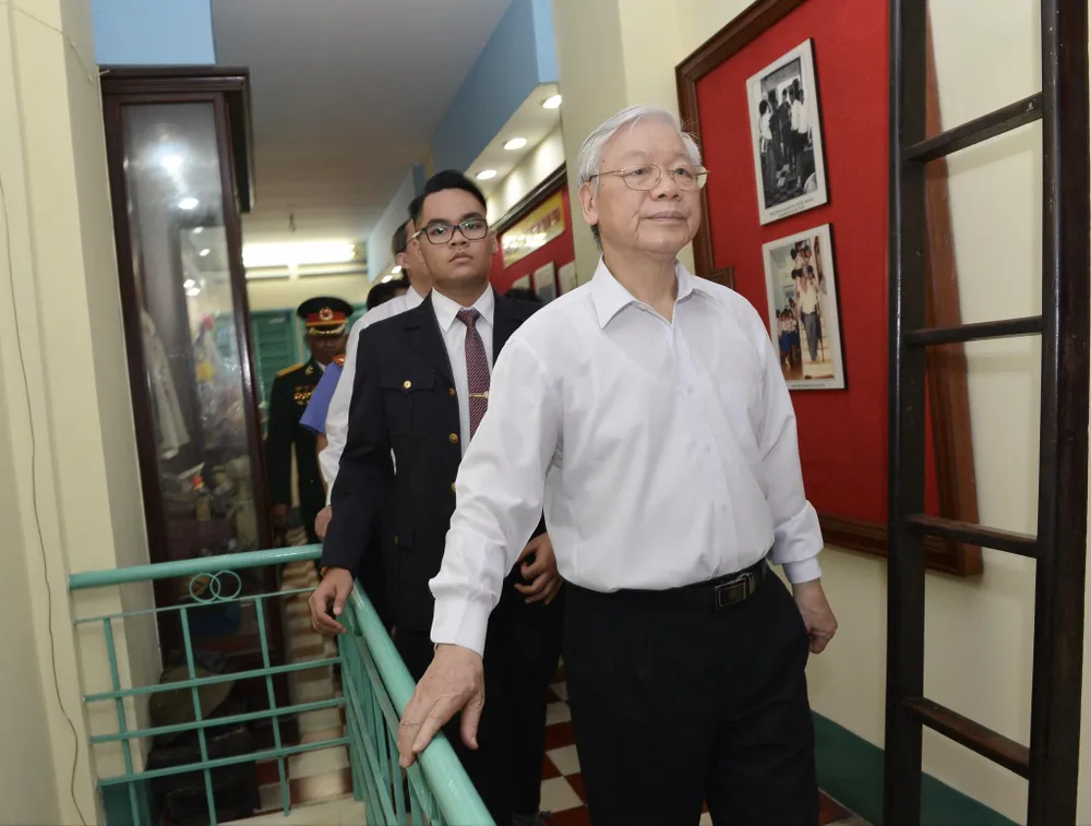 TBT thăm cơ sở cất giấu vũ khí đánh Dinh Độc lập.jpg