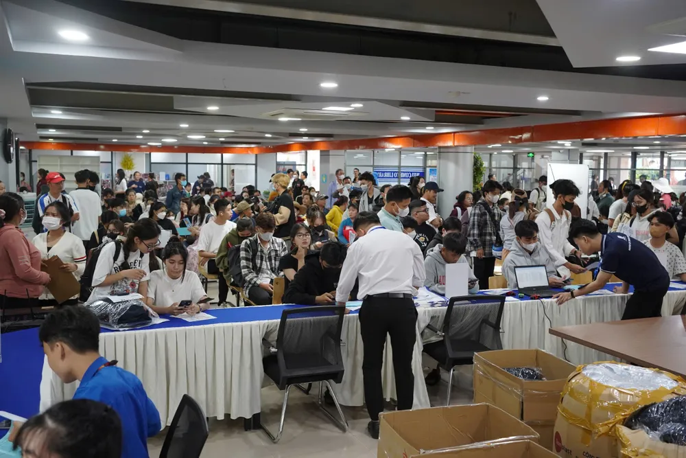 Không khí rộn ràng và tấp nập trong ngày đầu nhập học của tân sinh viên Khóa 2024 tại Trường ĐH Nguyễn Tất Thành (3).jpg