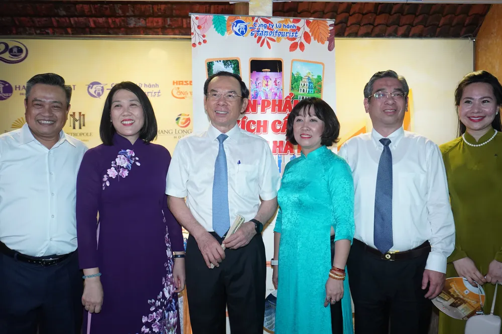 Bí thư Thành ủy TPHCM Nguyễn Văn Nên, Chủ tịch UBND TP Hà Nội Trần Sỹ Thanh, Phó Bí thư Thành ủy TPHCM Nguyễn Phước Lộc tham quan không gian trưng bày TP Hà Nội tại phố đi bộ Nguyễn Huệ. Ảnh: HOÀNG HÙNG