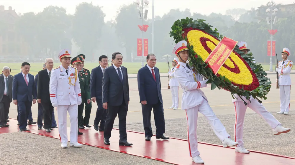 Các đồng chí lãnh đạo, nguyên lãnh đạo Đảng, Nhà nước đặt vòng hoa và vào Lăng viếng Chủ tịch Hồ Chí Minh nhân dịp Lễ kỷ niệm 70 năm ngày giải phóng Thủ đô, sáng 10-10..jpg