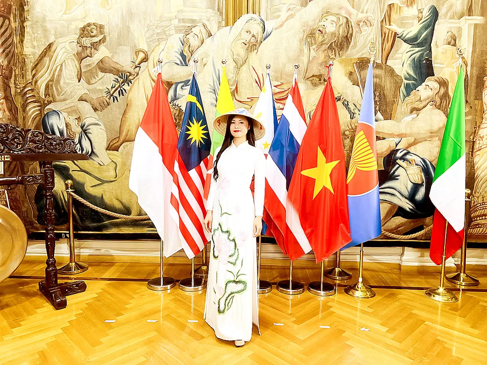 Chủ tịch Hội Sinh viên Việt Nam tại Italy Vũ Thị Bích Diệp trong các hoạt động giới thiệu, quảng bá văn hóa Việt tại Italy. Ảnh: NVCC