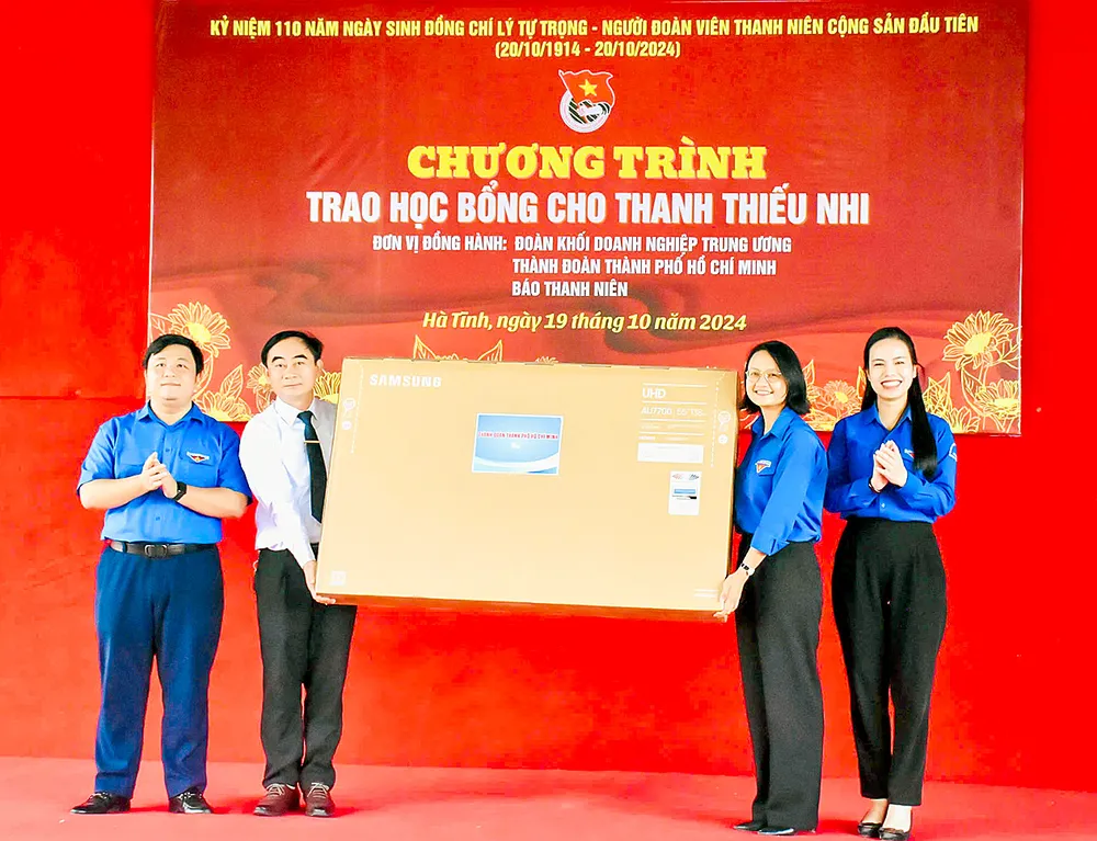 Thành đoàn TPHCM trao tặng tivi hỗ trợ dạy học, sinh hoạt tại Trường Trung cấp nghề Lý Tự Trọng (huyện Can Lộc, Hà Tĩnh)
