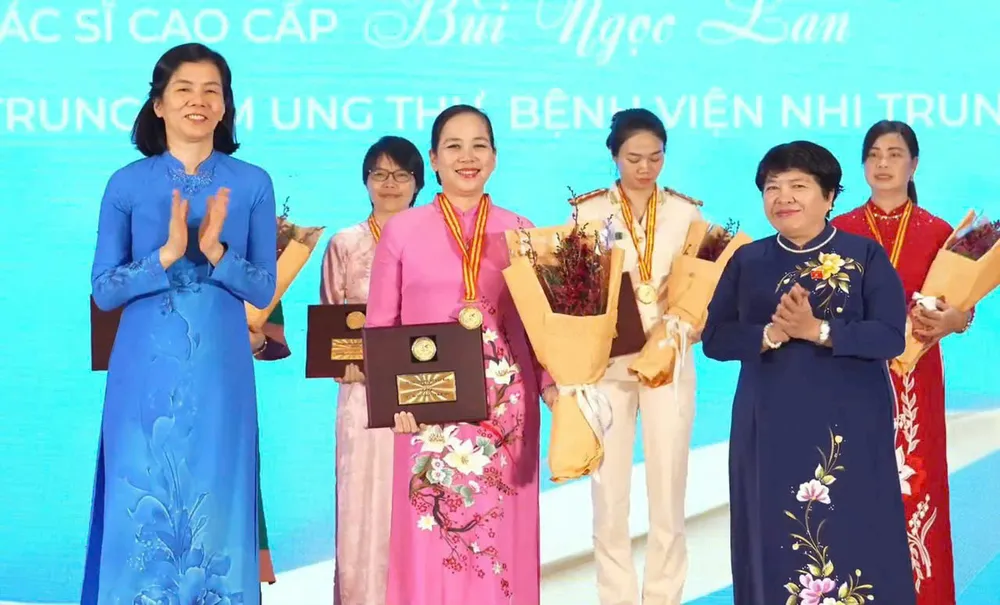 CN5 Anh1-BS Bui Ngoc Lan nhan giai thuong PNVN (ao hong).jpg