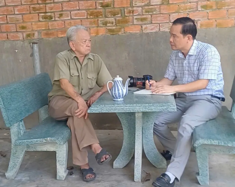Ông Hai Phong trò chuyện với phóng viên về những năm tháng tham gia chiến đấu ở căn cứ Hố Lang.jpg
